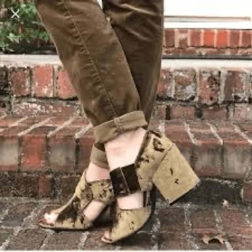 CAbi Crushed Velvet Interlock Heels Green Moss Size 7✨50% Off Bundles 3+